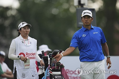 로켓 클래식 1라운드를 치르는 마쓰야마와 캐디 메이 이누이. / 사진=연합뉴스