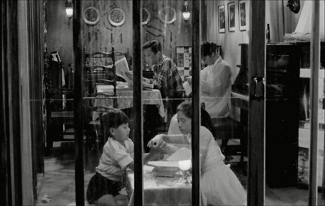 한국에서 중산층이 탄생하기 시작한 1960년대를 배경으로 만든 김기영 감독의 영화 ‘하녀’ (1960). 하층 계급의 상승 욕망과 중산층의 추락 공포를 교차한 연출로 유명하다. 출처=다음 영화