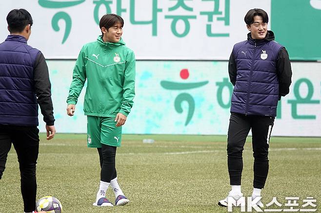 윤도영(사진 왼쪽). 사진=이근승 기자