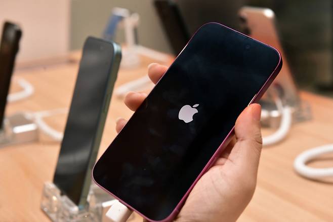 애플의 첫 인공지능(AI) 스마트폰 '아이폰16 시리즈 출시 당일인 20일 서울 강남 안다즈 서울에서 KT, 사전예약 고객 호텔 컨시어지 이벤트가 개최된 가운데 시민들이 신제품을 살펴보고 있다. /사진=머니S