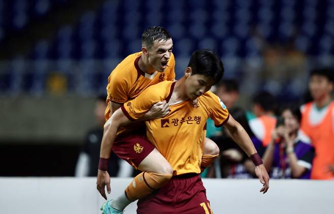 지난 6월22일 K리그1 20라운드 대전전 광주FC 아사니와 박인혁이 득점 세리머니를 펼치고 있다./사진=광주FC