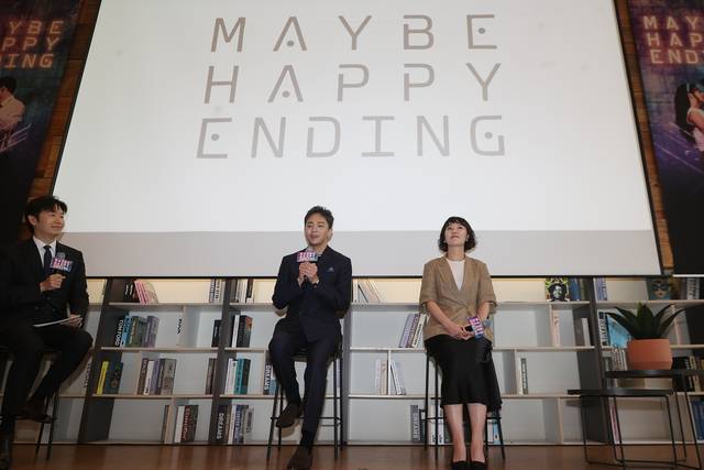 박천휴(가운데) 작가가 24일 서울 중구 커뮤니티하우스 마실에서 열린 뮤지컬 ‘어쩌면 해피엔딩’ 토니상 6관왕 기념 기자간담회에서 인사말을 하고 있다. 연합뉴스