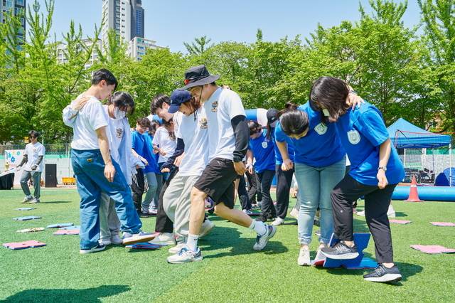 서울 금천구, 경기 광명시 청년들이 체육대회를 즐기고 있다. 금천구청 제공