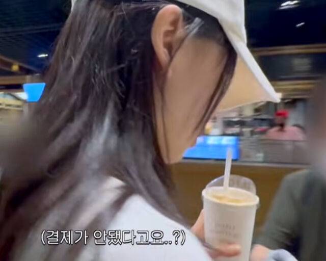 손연재가 백화점 식품관에서 결제 하는 것을 깜빡해 직원이 쫓아 왔다. / 유튜브 '손연재' 캡처