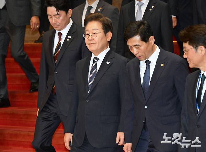 이재명 대통령이 26일 오전 서울 여의도 국회에서 2025년도 제2회 추가경정예산안에 대한 정부의 시정연설을 마치고 국회를 나서고 있다. 윤창원 기자