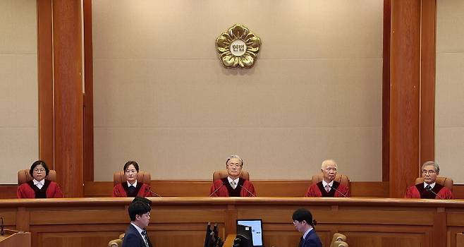 27일 서울 종로구 헌법재판소 대심판정에서 열린 6월 심판사건 선고에서 김형두 헌법재판소장 권한대행을 비롯한 재판관들이 재판 시작을 기다리고 있다. 연합뉴스