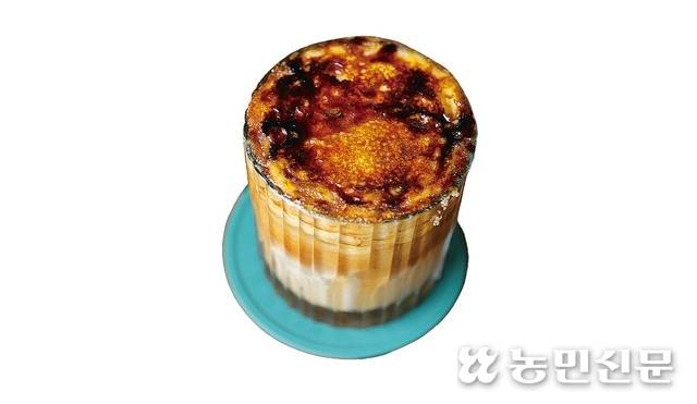 카페 시그니처 메뉴인 ‘컨츄리브륄레라테’.