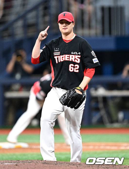 '끝내기 패배는 없다' 송성문에 승리 후 손가락 번쩍 들어 올리는 정해영