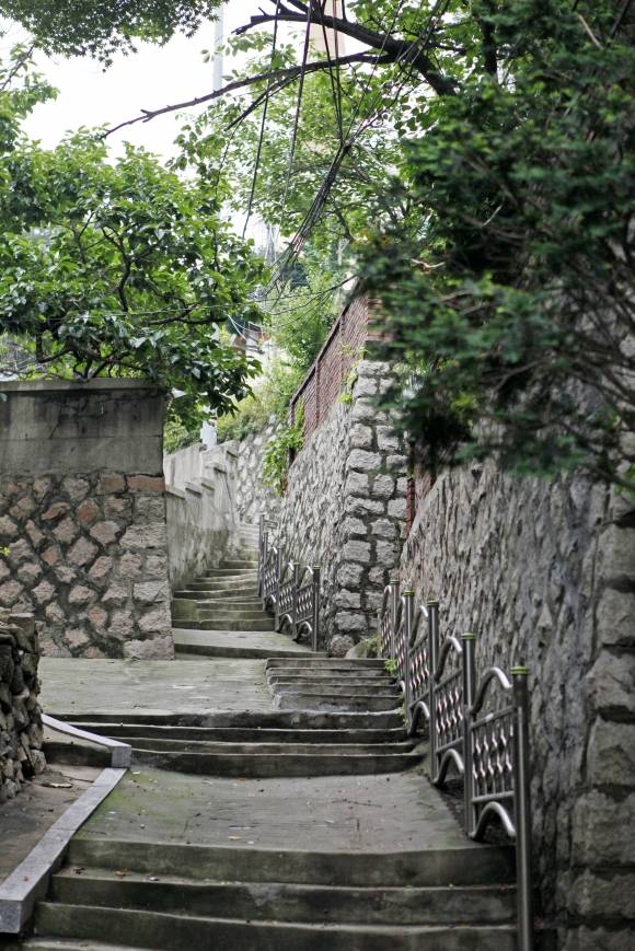 북악산과 인왕산 기슭에 기댄 부암동은 오래된 오르막 골목이 많아 옛 편지의 한 장면 속으로 걸어가는 듯하다.