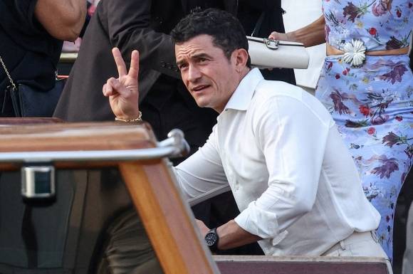 할라우드 배우 올랜도 블룸이 26일(현지시간) 이탈리아 베네치아에서 시작된 아마존 창업자 제프 베이조스와 로렌 산체스의 결혼식 전야 리셉션에 참석하려 호텔을 나서면서 손으로 브이 포즈를 취해 보이고 있다. 2025.6.26 로이터 연합뉴스