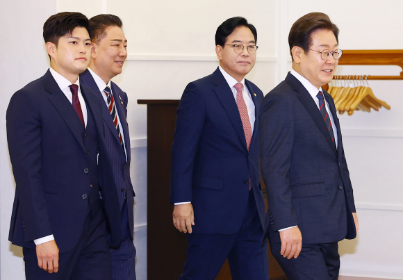 이재명 대통령이 22일 서울 한남동 대통령 관저에서 열린 여야 지도부와의 오찬 회동에서 자리로 향하고 있다. 왼쪽부터 국민의힘 김용태 비상대책위원장, 더불어민주당 김병기 당대표 직무대행 겸 원내대표, 국민의힘 송언석 원내대표, 이 대통령. 연합뉴스
