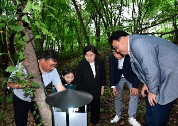 러브버그 친환경 광원포집기 살펴보는 최호정 의장