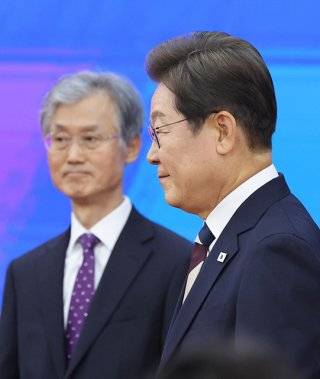 이재명 대통령(오른쪽)이 6월 4일 서울 여의도 국회 본청 로텐더홀에서 제21대 대통령 취임 선서를 마친 뒤 조희대 대법원장을 지나 이동하고 있다. 뉴스1