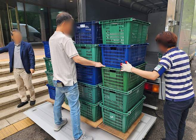 27일 국회 과학기술정보방송통신위원장인 최민희 더불어민주당 의원 측이 "방송통신위원회가 사무장비를 무단폐기 하려 한다"는 취지의 112 신고를 넣어 경찰이 출동하는 소동이 벌어졌다. 사진은 하청을 받은 폐기업체 차량에 노트북과 모니터 등이 실리는 모습 ⓒ최민희 더불어민주당 의원실 제공