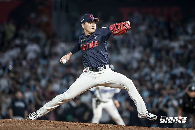 롯데 최준용이 26일 창원NC파크에서 열린 NC와 원정경기에 구원등판해 역투하고 있다. 사진제공|롯데 자이언츠