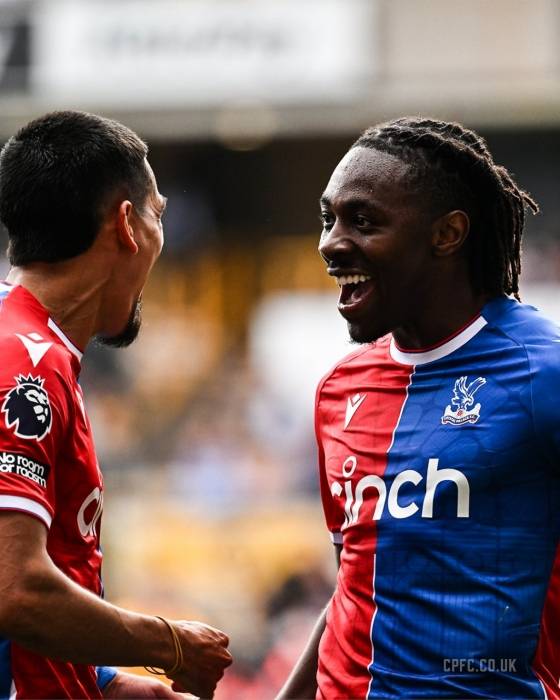 득점 후 활짝 웃는 에제(오른쪽). /사진=크리스탈 팰리스 공식 사회관계망서비스(SNS)