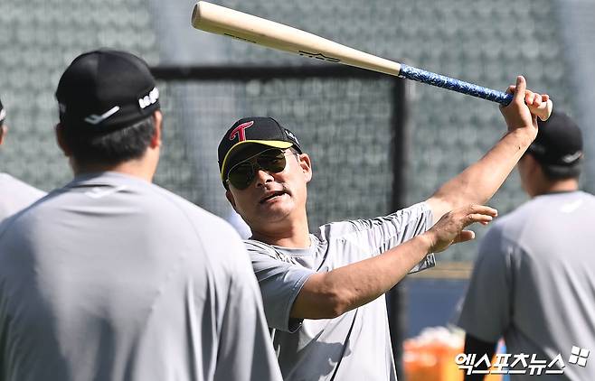 이강철 KT 위즈 코치의 퇴단이 27일 발표됐다. 이종범 전 코치는 야구 예능 프로그램 '최강야구' 감독으로 합류하는 것으로 알려졌다. 이 코치는 KT에 합류하고 시즌을 이제 절반 정도 소화한 시점에서 석연치 않게 떠나게.됐다. 사진 엑스포츠뉴스 DB