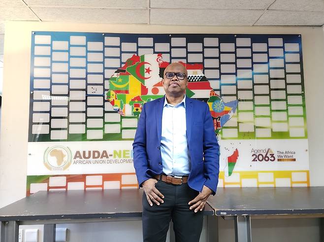 AU 개발기구 NEPAD의 아민 이드리스 아둠 국장 (요하네스버그=연합뉴스) 유현민 특파원 = 지난 6일(현지시간) 남아프리카공화국 하우텡주 미드란드에 있는 아프리카연합(AU) 개발기관 NEPAD 본부에서 아민 이드리스 아둠 국장이 인터뷰를 한 뒤 포즈를 취하고 있다. 2025.6.27 hyunmin623@yna.co.kr