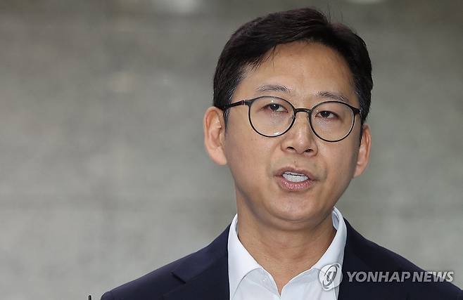 답변하는 배경훈 과기정통부 장관 후보자 (서울=연합뉴스) 서명곤 기자 = 배경훈 과학기술정보통신부 장관 후보자가 24일 서울 종로구 광화문우체국에 마련된 인사청문회 준비 사무실로 출근하며 취재진의 질문에 답하고 있다. 2025.6.24 seephoto@yna.co.kr