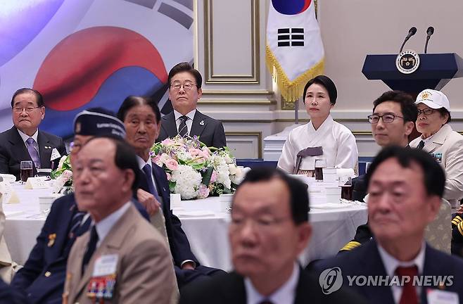 이재명 대통령 부부, 국가유공자 초청 행사 영상 시청 (서울=연합뉴스) 한상균 기자 = 이재명 대통령과 김혜경 여사가 27일 청와대 영빈관에서 열린 '호국 보훈의 달, 대통령의 초대' 행사에서 영상 시청을 하고 있다.
이번 행사에는 국가유공자 및 유족, 보훈단체장, 특별초청자 등이 참석했다. 2025.6.27 xyz@yna.co.kr