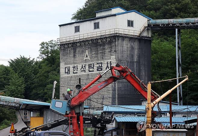 문 닫는 삼척 도계광업소 (삼척=연합뉴스) 양지웅 기자 = 27일 강원 삼척시 도계광업소에서 광부들이 마무리 작업을 하고 있다. 2025.6.27 yangdoo@yna.co.kr