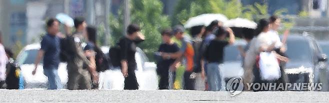 올해 첫 폭염주의보 발령된 대구 (대구=연합뉴스) 윤관식 기자 = 대구에 올해 첫 폭염주의보가 발령된 27일 동대구역 인근 도로에 아지랑이가 피어오르는 가운데 시민들이 횡단보도를 건너고 있다. 2025.6.27 psik@yna.co.kr