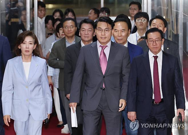 국회의장실 항의 방문하는 국민의힘 중진의원들 (서울=연합뉴스) 김주성 기자 = 국민의힘 중진의원들이 27일 법사위원장을 선출하기로 한 의사일정 강행에 대해 국회의장실을 항의방문하고 있다. 2025.6.27 utzza@yna.co.kr