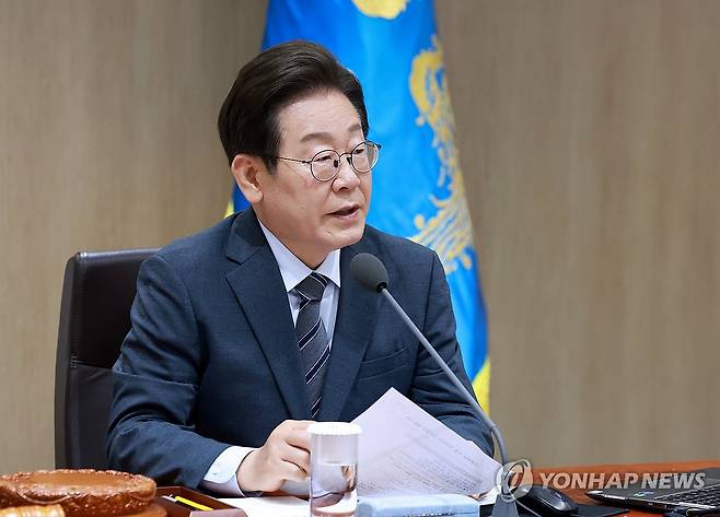 국무회의에서 발언하는 이재명 대통령 (서울=연합뉴스) 홍해인 기자 = 이재명 대통령이 24일 서울 용산 대통령실 청사에서 열린 국무회의에서 발언하고 있다. 2025.6.24 hihong@yna.co.kr