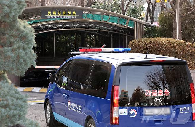 내란 우두머리 혐의로 체포돼 영장실질심사를 받는 윤석열 대통령이 탑승한 호송차량이 18일 오후 서울 마포구 서울서부지방법원에 도착해 지하주차장으로 향하고 있다..(공동취재) 2025.1.18/뉴스1 ⓒ News1 민경석 기자