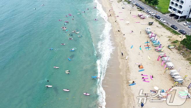 강원 양양군 현남면 인구 해수욕장을 찾은 시민들이 서핑을 즐기고 있다. (자료사진)/뉴스1 DB