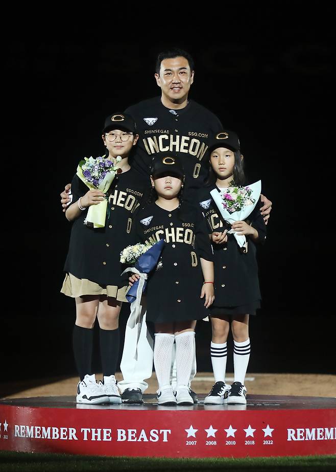 김강민이 28일 인천SSG랜더스필드에서 열린 은퇴식에 가족들과 기념 촬영하고 있다. 사진 | SSG 랜더스