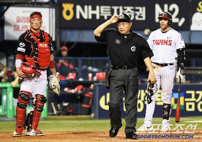 9대8 1점 차로 뒤지고 있던 8회말 LG 오스틴이 0B 2S서 피치클락 위반으로 삼진을 당한 뒤 아쉬워하고 있다.