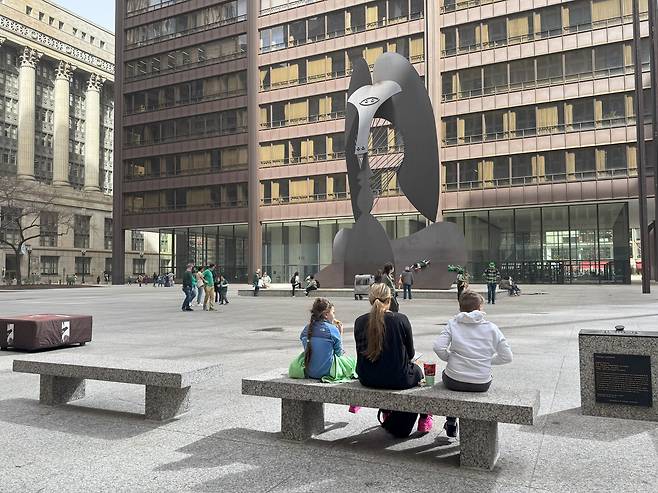 ‘피카소의 원숭이’로 불리는 시카고의 첫 공공미술. 그 재미있는 형상 때문에 어린이들이 관심을 보이며 올라타서 논다. 미술이 공공장소로 나온 것과 그걸 만지고 타고 놀 수 있는 것이 또 다른 차원의 예술적 힘이다./박진배