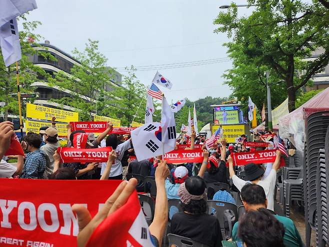전 한국사 강사 전한길씨가 28일 오전 서울 서초구 서초동 서울고검 앞에서 열린 윤석열 전 대통령 지지자 집회에 참석해 연단에 올랐다. 윤 전 대통령 지지자들이 'ONLY YOON'이 적힌 머플러를 흔들고 있다. /김관래 기자