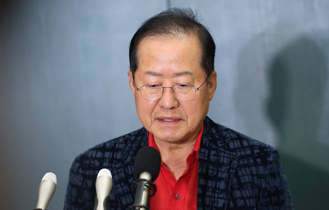 국민의힘 대선 경선에서 탈락한 뒤 정계 은퇴를 선언하고 하와이로 떠났던 홍준표 전 대구시장이 17일 인천국제공항을 통해 귀국해 인터뷰를 하고 있다./뉴스1