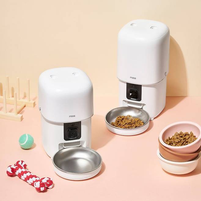 공기청정기와 제습기에 주력하는 기업인 위닉스가 최근 런칭한 1인 가구 전문 브랜드 '무스'. 스마트 펫캠 자동급식기. ⓒ위닉스