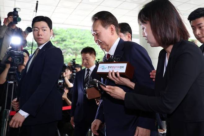 윤석열 전 대통령이 28일 피의자 신분으로 내란특검 조사를 받기 위해 서울 서초구 서울고검 청사로 출석하고 있다. ⓒ연합뉴스