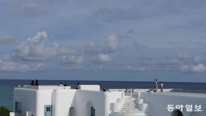 키클라데스 양식으로 지은 하얗고 간결한 빌라 너머로 짙푸른 요론섬 서쪽 바다가 보인다.