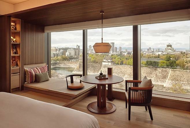 넉넉하고 우아한 디럭스 객실.