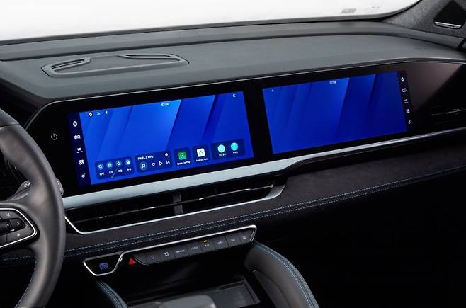 르노 그랑콜레오스 동승석까지 이어진 스크린. 사진=르노코리아