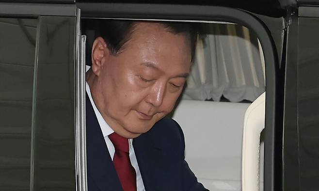 윤석열 전 대통령이 내란 사건을 수사하는 조은석 특별검사팀의 조사를 받기 위해 28일 오전 서울고검에 도착해 차에서 내리고 있다. 공동취재사진