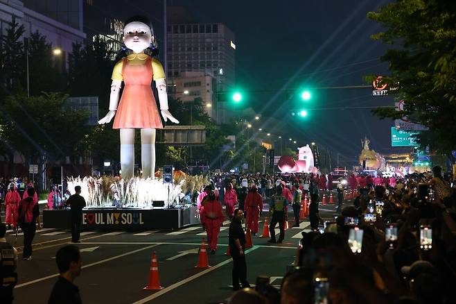 28일 서울 세종대로에서 \'\'오징어 게임 시즌3\'\' 퍼레이드 행사가 진행되고 있다. 연합뉴스