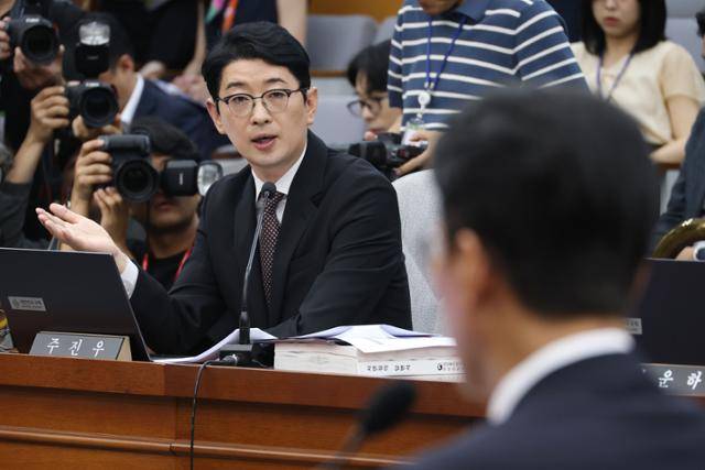 주진우 국민의힘 의원이 25일 국회에서 열린 국무총리 후보자 임명동의안 심사를 위한 인사청문회에서 김민석 후보자에게 질의하고 있다. 뉴스1