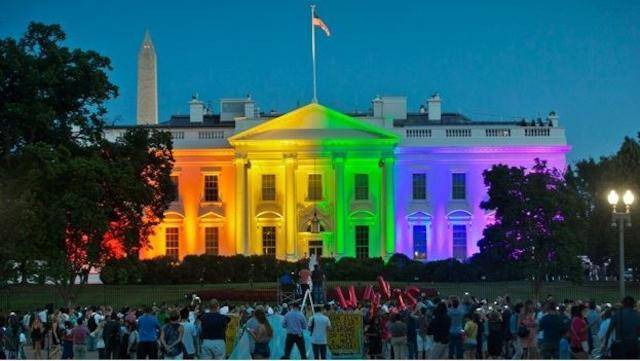 2015년 6월 26일 미국 연방대법원의 '동성 결혼 합법화' 결정이 나온 직후, 워싱턴 백악관 건물이 동성애를 상징하는 ‘무지갯빛’ 조명으로 장식돼 있다. 워싱턴=AP 연합뉴스