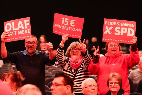 지난 2월 독일 도르트문트에서 열린 사회민주당(SPD)의 선거 유세 행사. 참가자들이 최저임금 15유로 등을 요구하고 있다. EPA=연합뉴스