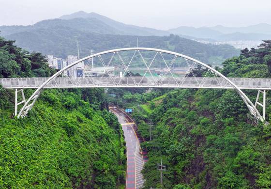광주광역시 남구 제석산 구름다리 아래로 차량이 지나가고 있다. 이 구름다리에서는 2017년부터 최근까지 7명이 추락해 숨졌다. 연합뉴스