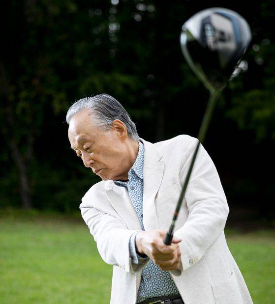 지난 24일 이글과 70타를 기록해 화제가 된 권노갑 김대중재단 이사장은 ‘자전거 1시간, 아령·역기 1시간’의 루틴을 건강 비결로 꼽았다. 최영재 기자