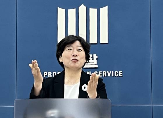 윤석열 전 대통령의 12.3 내란 및 외환 혐의 등을 수사하는 내란 특검팀 박지영 특검보가 지난 24일 오후 서울 서초구 서울고검 기자실에서 브리핑을 하고 있다. 내란 특검은 이날 윤 전 대통령에 대해 특수공무집행방해 등 혐의로 체포영장을 청구했다. 뉴스1