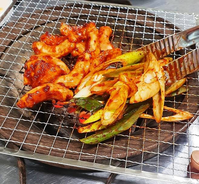 세상엔 두 부류의 사람이 있다. 개복치 대창구이의 맛을 아는 사람과 그렇지 않은 사람.