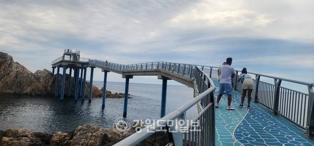 ▲ 거진 백섬 스카이워크를 거닐면 쪽빛 동해를 배경으로 기암괴석의 절경을 덤으로 구경할 수 있어 발길이 이어지고 있다.